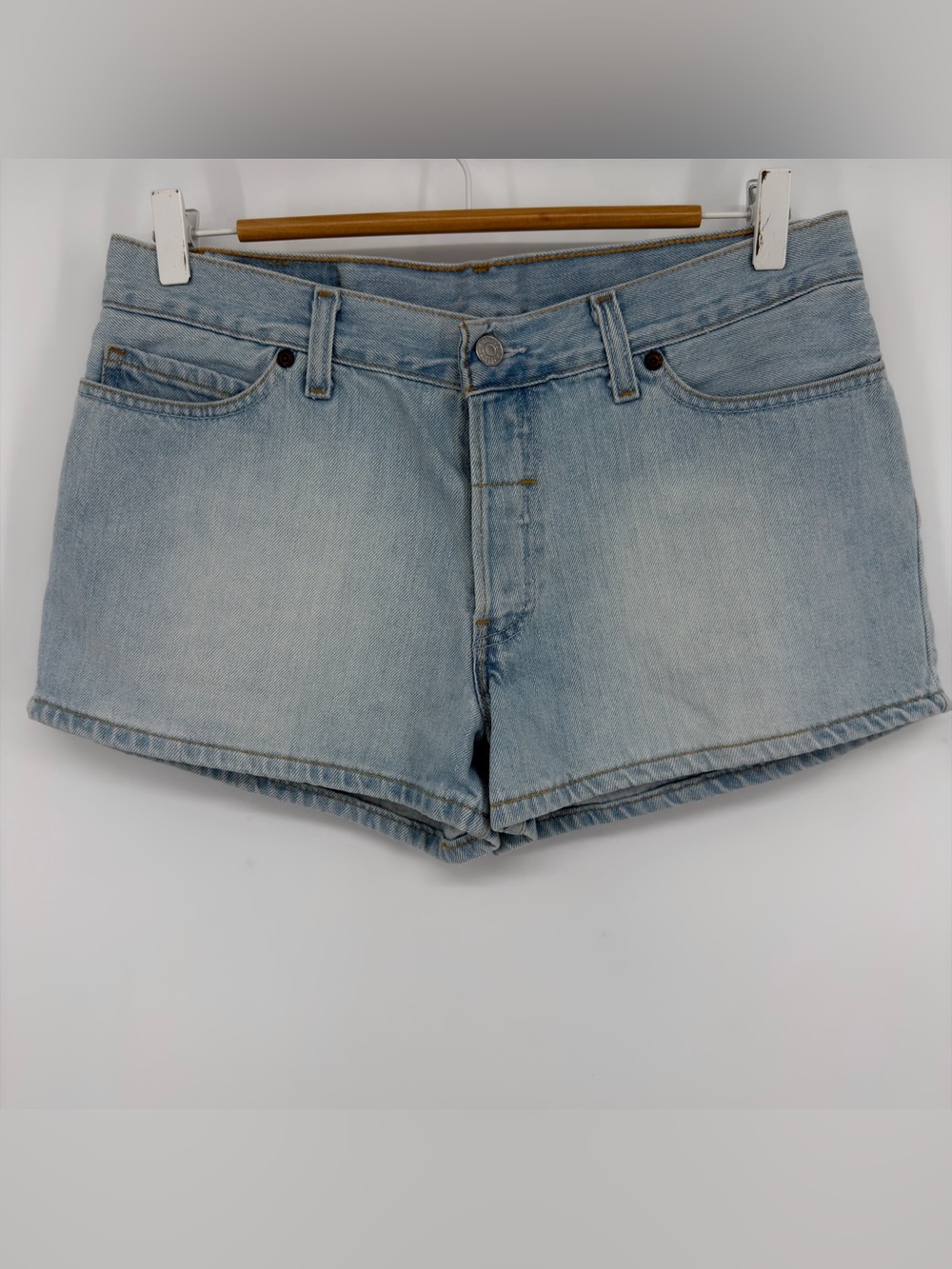 Vintage Y2K Levi’s Light Wash mid/low Rise Denim Shorts‎ Juniors 11